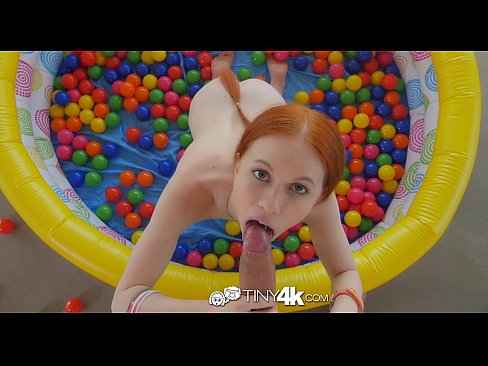Imagen Tiny4K – Die kleine rothaarige Dolly Little lässt sich im tropfnassen Schritt ficken